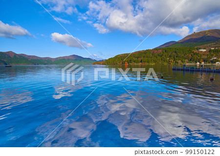 秋季從神奈川縣箱根町蘆之湖岸邊眺望西北側（富士山、箱根駒岳）及湖面倒影 99150122