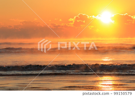 九十九里的日出和海霧 99150579