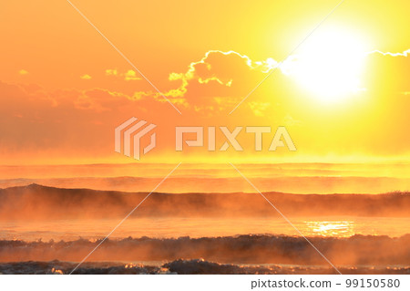 九十九里的日出和海霧 99150580