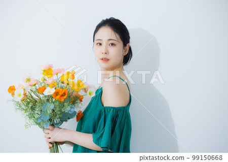 A woman holding a bouquet of poppies 99150668