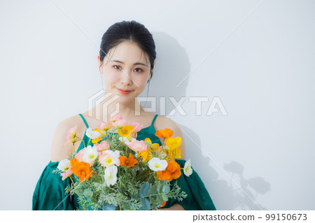 拿著一束罌粟花的女人 拿著一束罌粟花的女人 99150673
