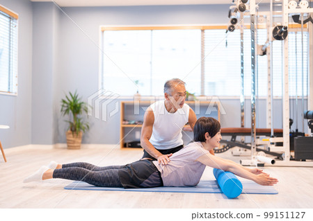 在健身房訓練的中年婦女和教練員 99151127