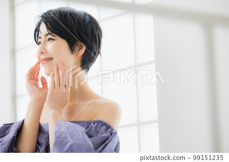 紫色露肩女 99151235