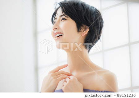 紫色露肩女 99151236