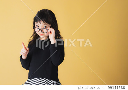 Elementary school girl wearing glasses 99151388