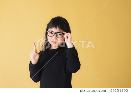 Elementary school girl wearing glasses 99151390