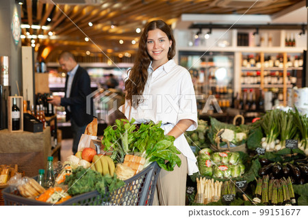 Portrait of a smiling young girl in the suprmarket 99151677