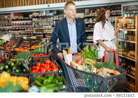 Portrait of a confident young couple in the supermarket 99151681