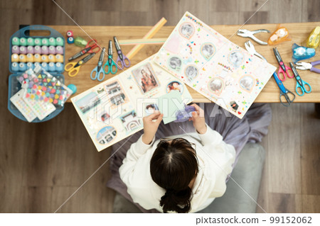 製作剪貼簿的女人 99152062