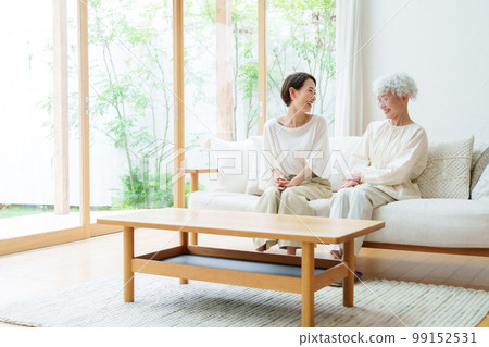 放鬆在客廳的母親和女兒 99152531