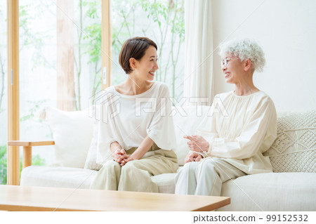 放鬆在客廳的母親和女兒 99152532