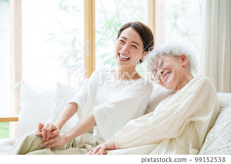 放鬆在客廳的母親和女兒 99152538