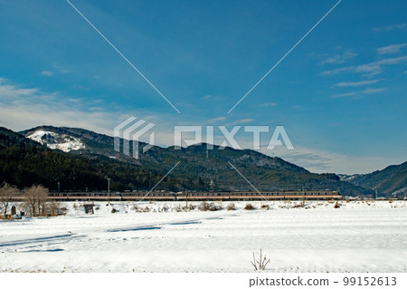在晴朗的天空下，在雪地中運行的 Tarumi 鐵路 99152613