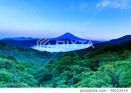夏天從大觀山看到的雲海中的蘆之湖和富士山 夏天從大觀山看到的雲海中的蘆之湖和富士山 99152614