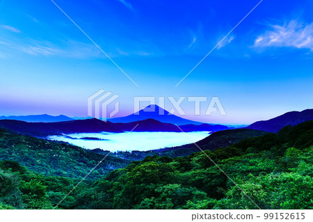 夏天從大觀山看到的雲海中的蘆之湖和富士山 99152615