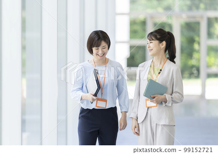 兩個邊走邊談的女商人 兩個邊走邊談的女商人 99152721