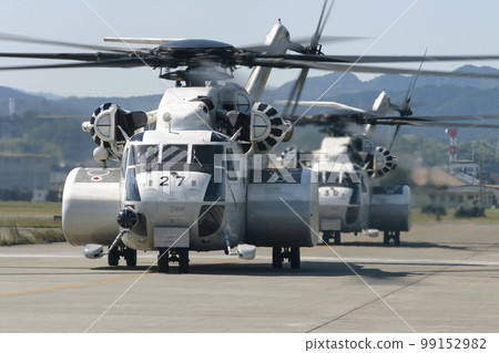 Maritime Self-Defense Force large helicopter returning to base 99152982