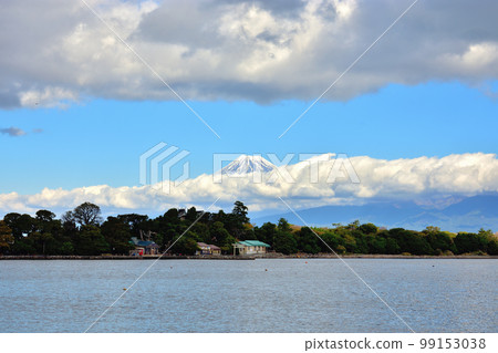 有云的駿河灣和富士山 99153038