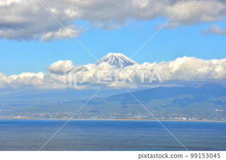 有云的駿河灣和富士山 99153045