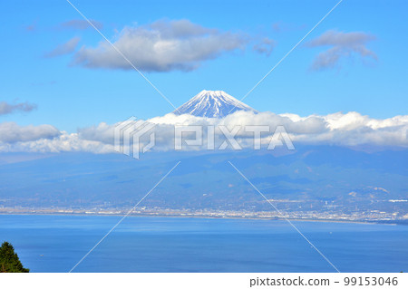 有云的駿河灣和富士山 99153046