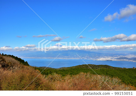 有云的駿河灣和富士山 99153051