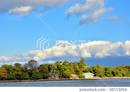 有云的駿河灣和富士山 99153058