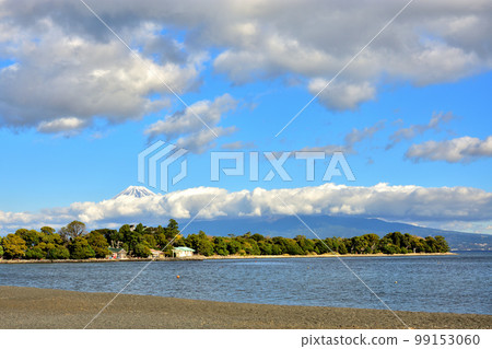 有云的駿河灣和富士山 99153060
