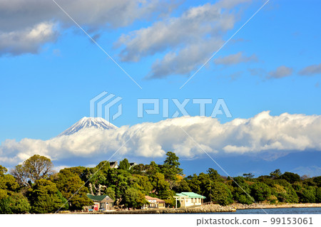 有云的駿河灣和富士山 99153061