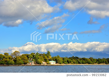 有云的駿河灣和富士山 99153062