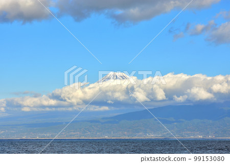 有云的駿河灣和富士山 99153080