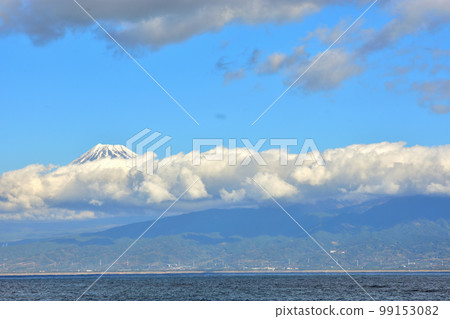有云的駿河灣和富士山 99153082