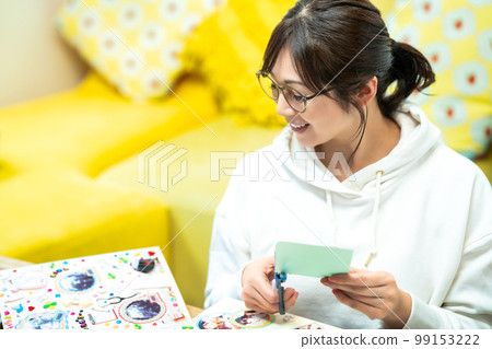 製作剪貼簿的女人 99153222