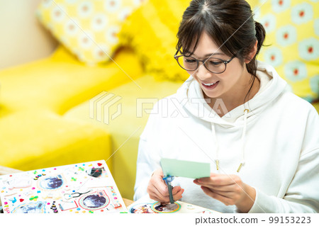 woman making a scrapbook 99153223