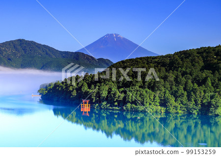 從蘆之湖看箱根神社鳥居和富士山 從蘆之湖看箱根神社鳥居和富士山 99153259