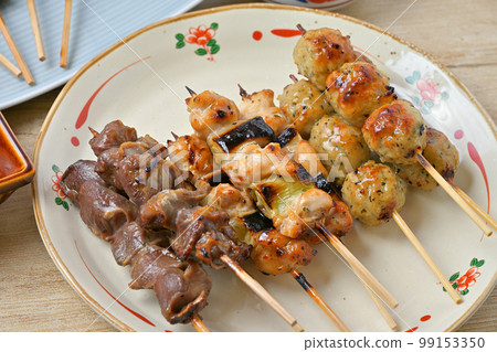 什錦烤雞肉串、大蔥、胗、肝、肉丸、醬汁和鹽。烤雞肉串，烤雞肉串，烤雞肉串，烤雞肉串。 99153350