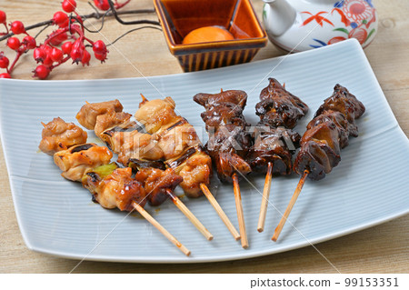 什錦烤雞肉串、大蔥、胗、肝、肉丸、醬汁和鹽。烤雞肉串,烤雞肉串,烤雞肉串,烤雞肉串。 什錦烤雞肉串、大蔥、胗、肝、肉丸、醬汁和鹽。烤雞肉串,烤雞肉串,烤雞肉串,烤雞肉串。 99153351