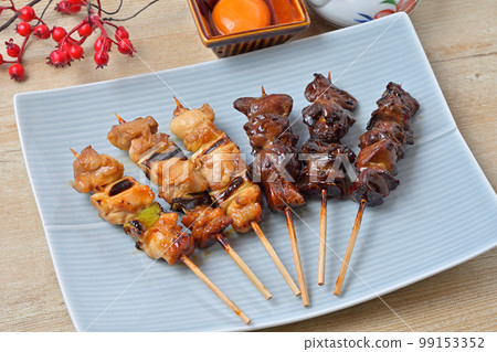 什錦烤雞肉串、大蔥、胗、肝、肉丸、醬汁和鹽。烤雞肉串,烤雞肉串,烤雞肉串,烤雞肉串。 什錦烤雞肉串、大蔥、胗、肝、肉丸、醬汁和鹽。烤雞肉串,烤雞肉串,烤雞肉串,烤雞肉串。 99153352