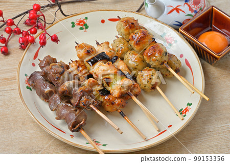 什錦烤雞肉串、大蔥、胗、肝、肉丸、醬汁和鹽。烤雞肉串，烤雞肉串，烤雞肉串，烤雞肉串。 99153356