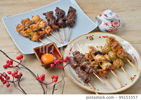 什錦烤雞肉串、大蔥、胗、肝、肉丸、醬汁和鹽。烤雞肉串,烤雞肉串,烤雞肉串,烤雞肉串。 什錦烤雞肉串、大蔥、胗、肝、肉丸、醬汁和鹽。烤雞肉串,烤雞肉串,烤雞肉串,烤雞肉串。 99153357