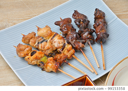 什錦烤雞肉串、大蔥、胗、肝、肉丸、醬汁和鹽。烤雞肉串，烤雞肉串，烤雞肉串，烤雞肉串。 99153358