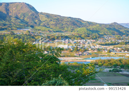 群馬縣水上町利根川和三峰山的春天風景 群馬縣水上町利根川和三峰山的春天風景 99153426