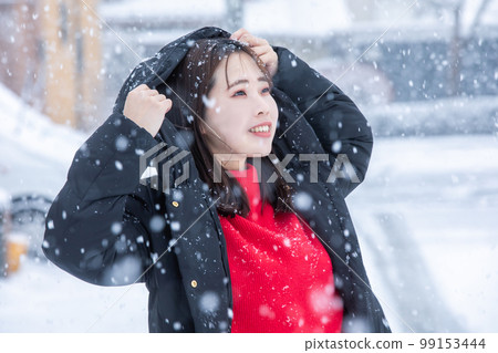 站在雪地裡的女人 站在雪地裡的女人 99153444