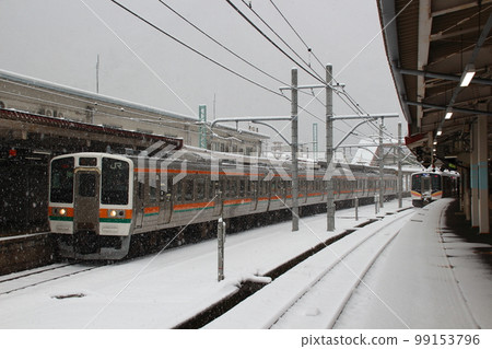 Minakami Station in winter and Joetsu Line 211 series and E129 series 99153796