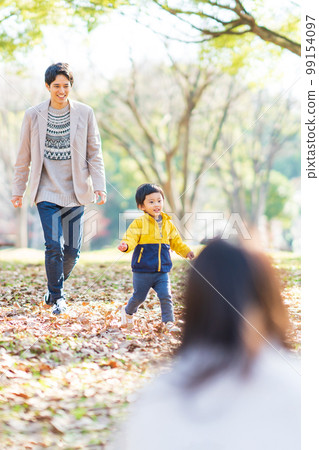 Families playing in the park 99154097