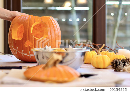 圍裙女人製作的萬聖節南瓜燈 How to make a Halloween lantern 圍裙女人製作的萬聖節南瓜燈 How to make a Halloween lantern 99154235