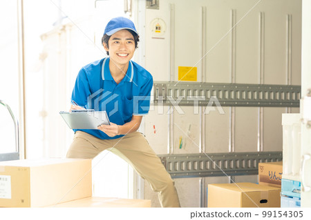 司機在卡車上裝載行李 99154305