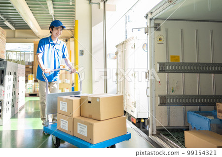 司機在卡車上裝載行李 99154321