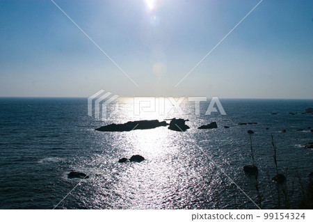 足折岬——反射陽光的大海和地平線 99154324