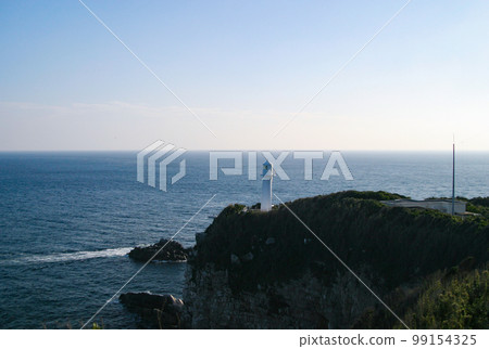 足折角燈塔和地平線 99154325