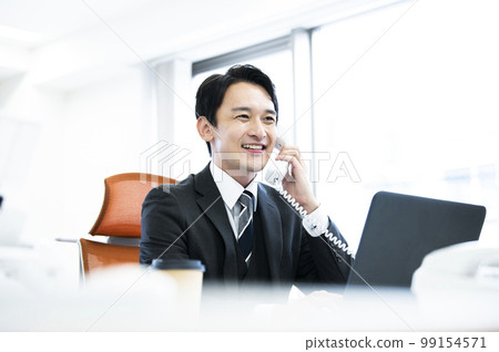 商務電話交談微笑男 99154571